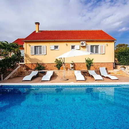 Vila Poolincluded - Villa Sucic