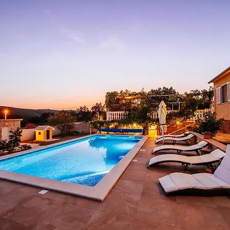Poolincluded - Villa Sucic Vila