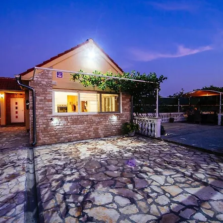 Poolincluded - Villa Sucic Vila